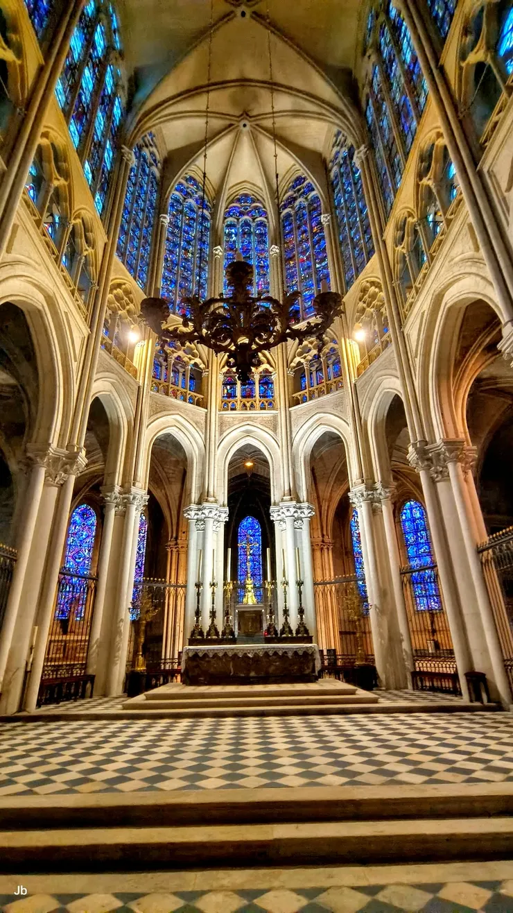 【要光有光彩色玻璃窗令人嘆嗟 仰之彌高無數拱柱連環接穹頂 祭壇與旁廳没繞完腦袋已打結】