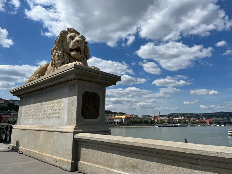 橋兩邊的獅子很有氣勢