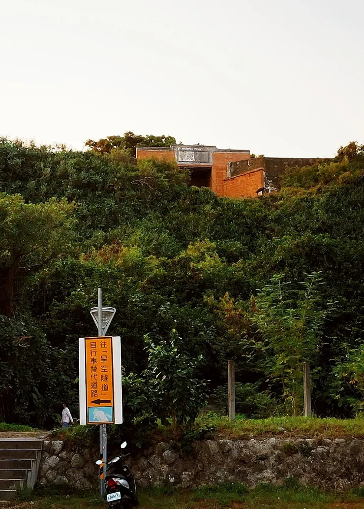 模糊的「威震天南」字樣