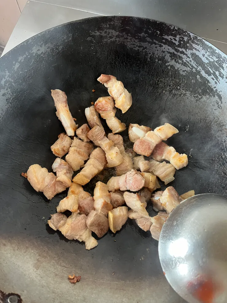 炒到上色就差不多了，是說我應該再切大塊一點口感會比較好