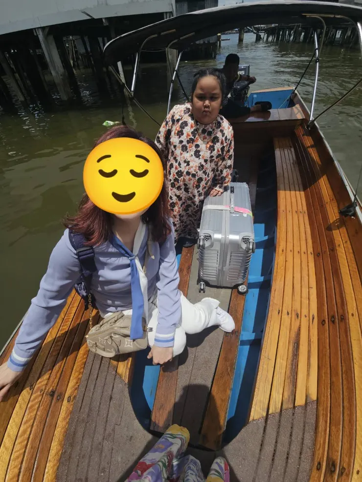 真的是....留證據用的照片, 哈~旁邊是船夫大哥女兒 (酷酷的女兒後來還送我小糖果)