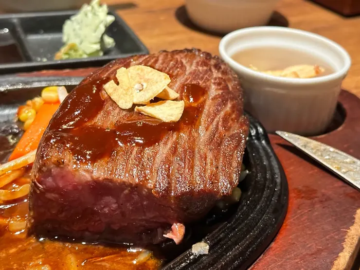 H-bone後腰蓋柳指上後腰脊肉附近的位置，據說因為鄰近腿部，經常得到鍛鍊，脂肪較少，肉質比較扎實煙韌，所以肉味濃郁之餘，肉汁亦很飽滿，吃得非常滿足！