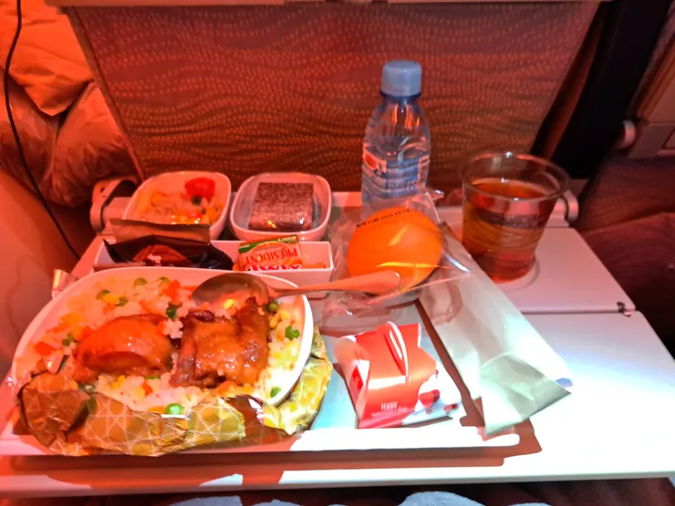 飛機餐以及情人節巧克力(右下粉紅紙盒)