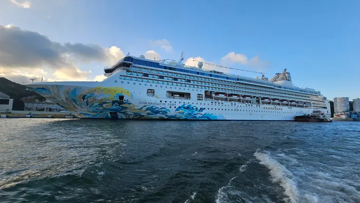 我在遊艇的船尾拍攝麗星郵輪探索星號!