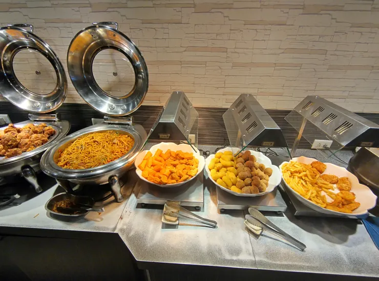 炸雞小腿 & 炒麵 & 炸物區