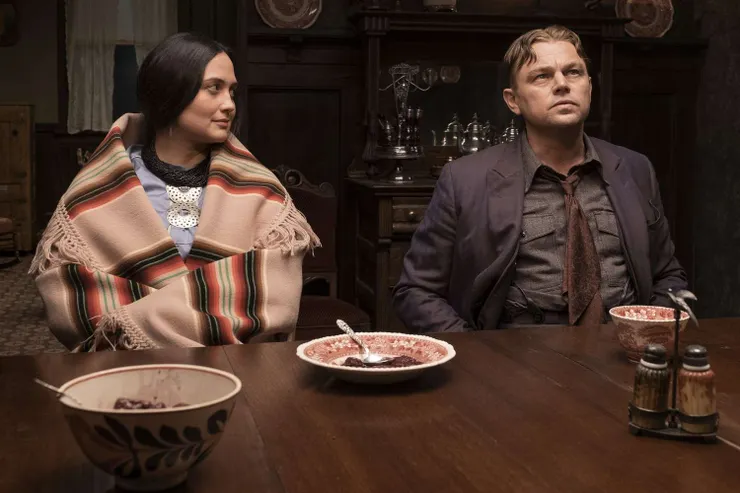 在初認識追求時期穿著的西裝沒有原住民元素