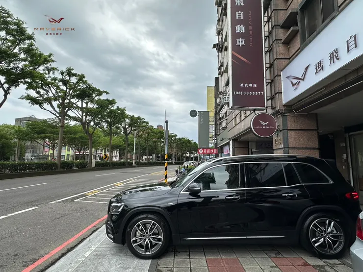 北市科技業車主 Andrew 換購 2024 AMG GLB35，完整交車流程公開！從選車洽談、原廠保養、隔熱紙施工到交車細節，一次了解外匯車交付的專業與安心。