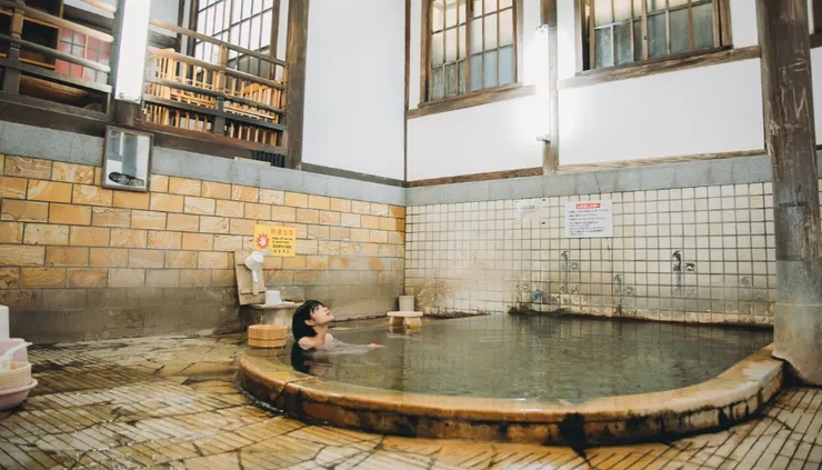 取自 https://beppu-tourism.com/onsen/takegawara-onsen/