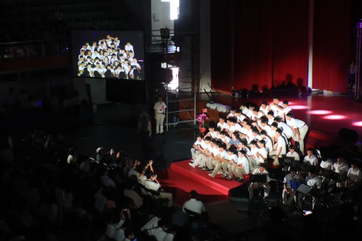 坐在階梯上拍大合照