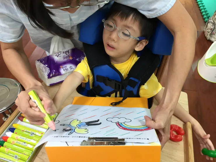 子祐在幼兒園遇到的特教老師願意好好降低高度認識孩子。