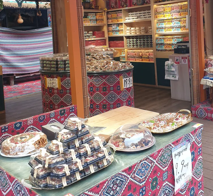 切糕 以糯米為基底，夾有大量堅果與果乾，壓製而成的甜品，外觀多為大塊長方體，販賣時用刀切按重計價，因而得名「切糕」。現在多切成小塊分裝，很適合當伴手禮