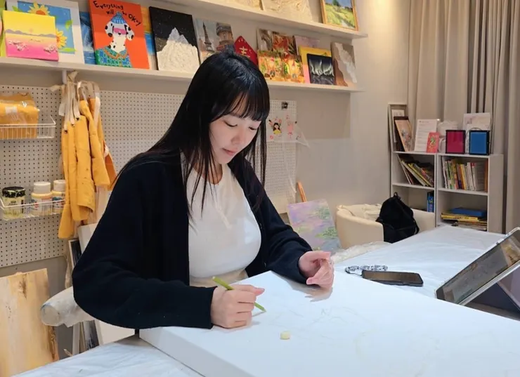 空靈系美女藝術家YUWEI宇崴將於台北富錦街的Front Door Gallery藝廊舉辦個人首場畫展《語言之外》，由 YW SPACE OUT ART 放空藝術 主辦，帶來一場如夢似幻卻又深刻直擊人心的視覺旅程。yw_space_out_art/提供