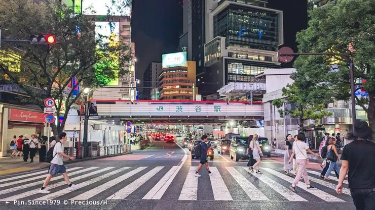 澀谷全向十字路口朝鐵道,整點右後方大樓牆面出場巨型3D秋田犬。
