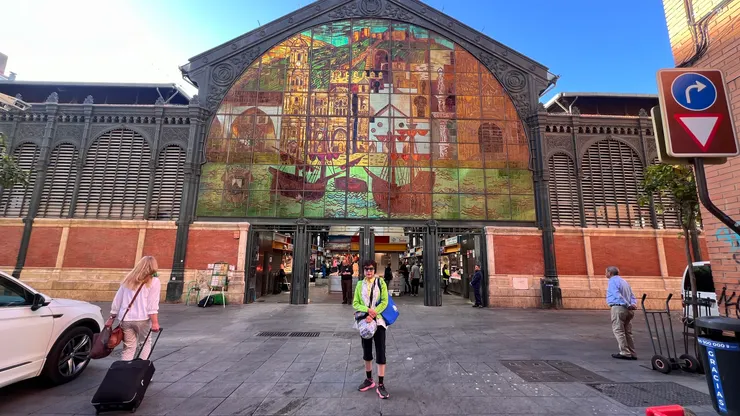 結合了磚牆底座和上部金屬結構