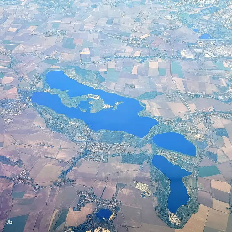 【天氣好憑窗俯瞰歐陸山川未閤眼！德國薩克森-安哈特邦（Saxony-Anhalt）的蓋瑟爾谷湖（Geiseltalsee）。 】