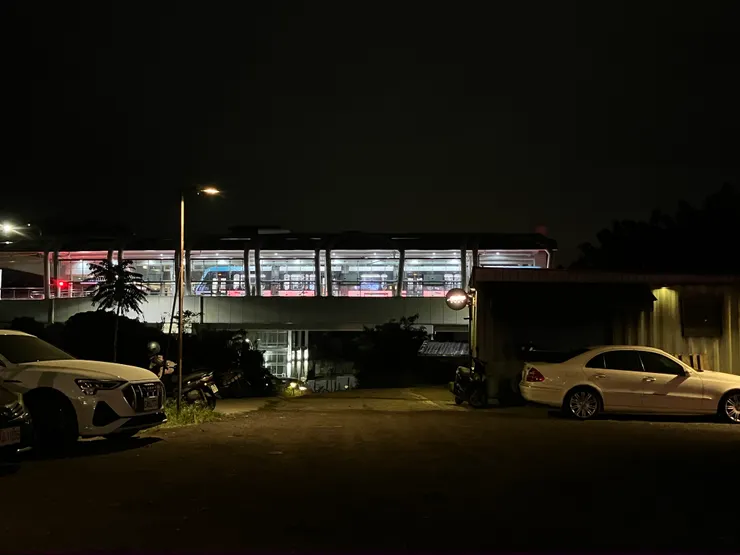 秘丼就在輕軌站對面