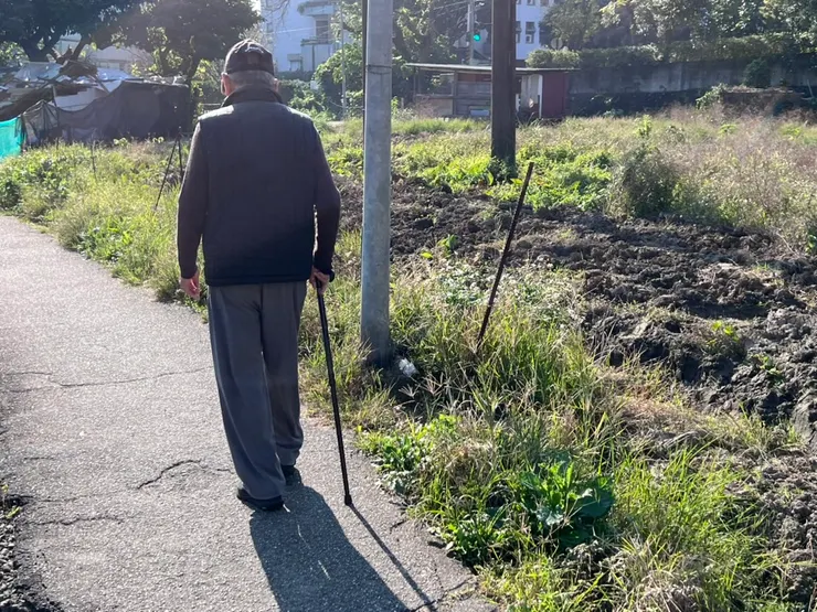 出門散步順便曬太陽，多好！