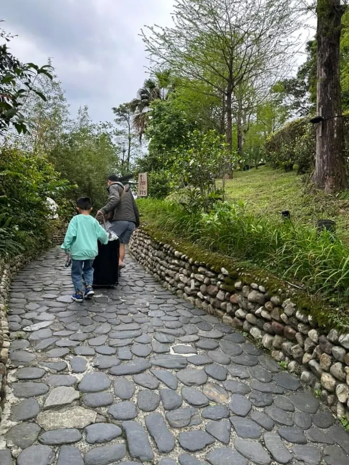 搬個行李，累壞；我在後面一派輕鬆，照相，更壞🤭