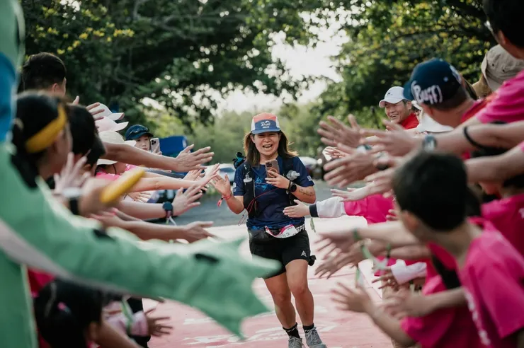 參加跑者都很興奮，在南台灣參與越野賽事，群眾也熱烈歡迎。圖/ HOKA Xtrail Kenting by UTMB主辦單位提供
