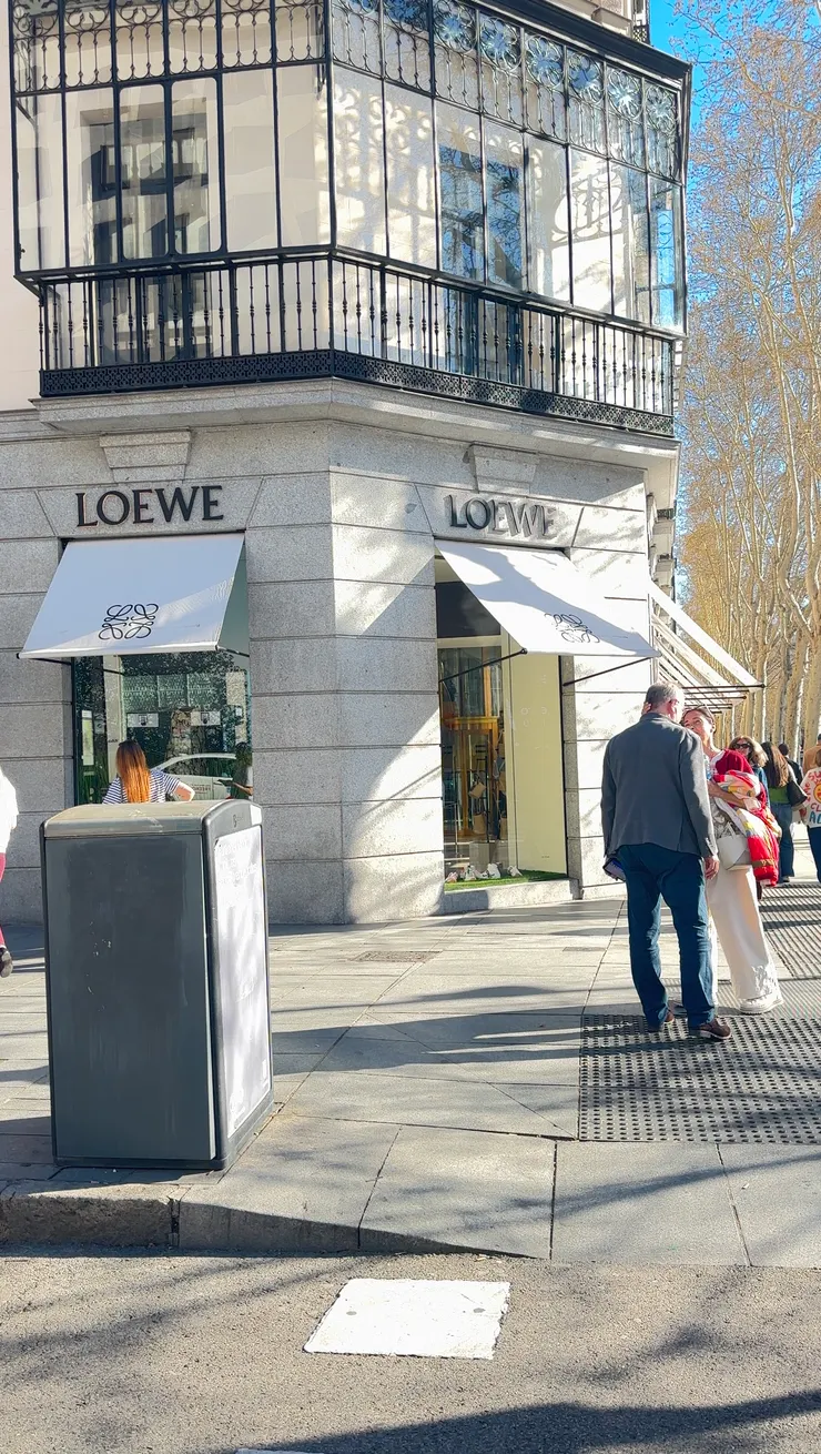位於捷運Serrano出口旁的Loewe，一出站就看得到。