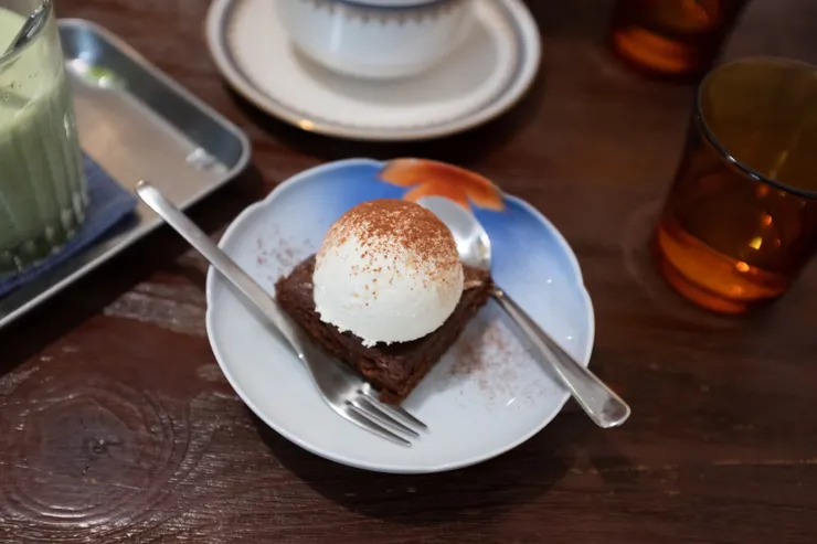 放在布朗尼上方的冰淇淋在春末初夏的季節裡吃剛剛好