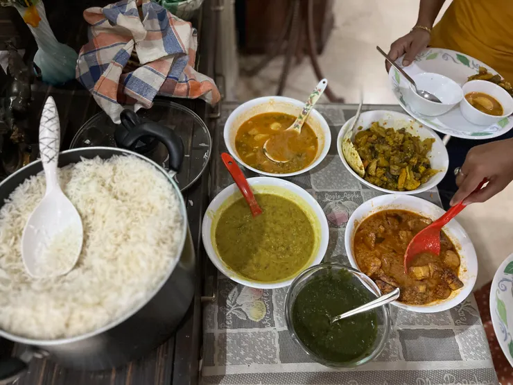 右下角的深綠色醬料是青辣椒調製的，非常辣