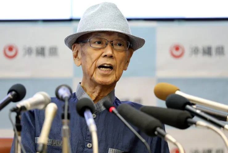 翁長雄志是前任沖繩縣知事(相當於縣長),也是沖繩美軍基地反對派的領袖人物,甚至曾暗示可能舉行沖繩獨立公投,但因日本政府反對而胎死腹中。