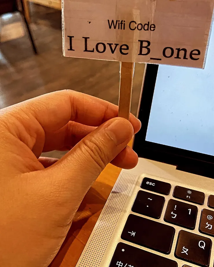 WIFI的小牌子（B1好像是老闆的名字？
