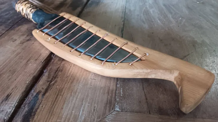 鐵管刀柄+開放式木刀鞘是原住民刀的特色非常適合台灣潮濕環境