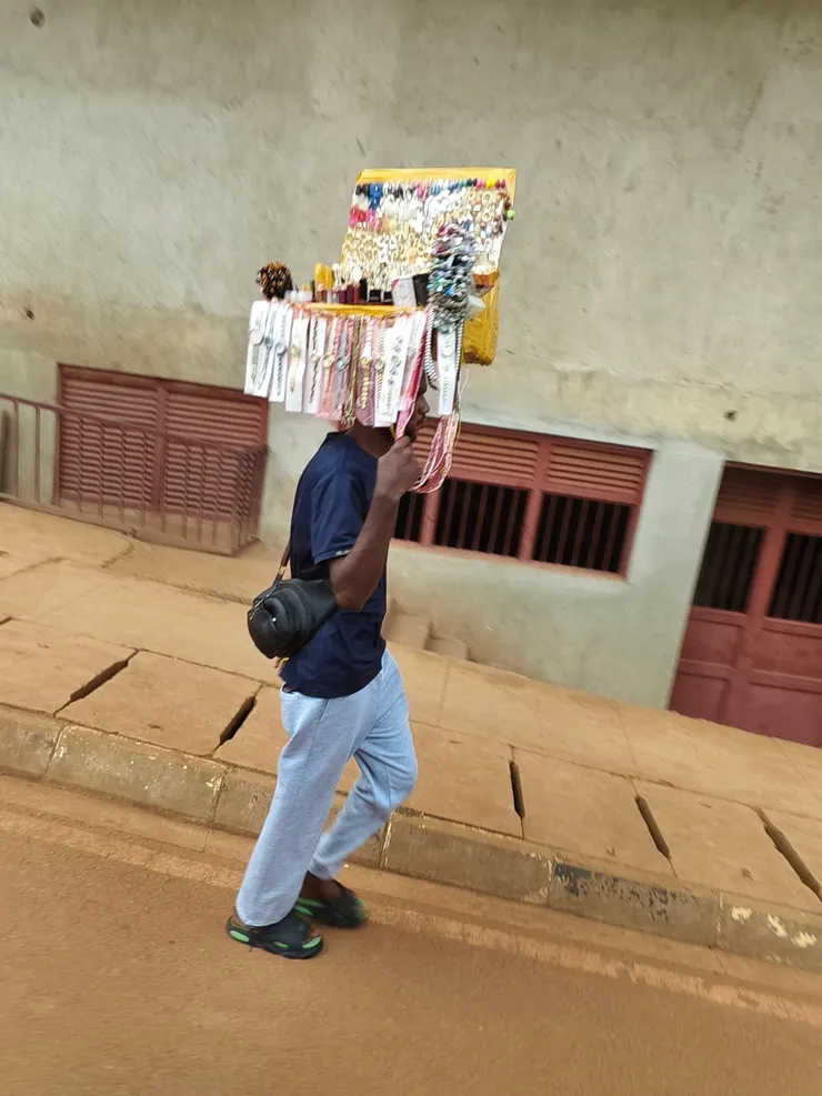 恩德培大街上,沿路叫賣的獨行客。