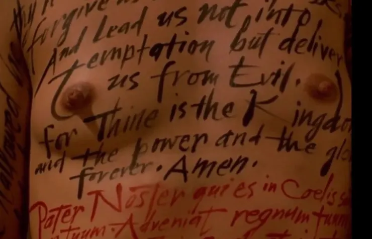 把文字寫在身體上展現出藝術