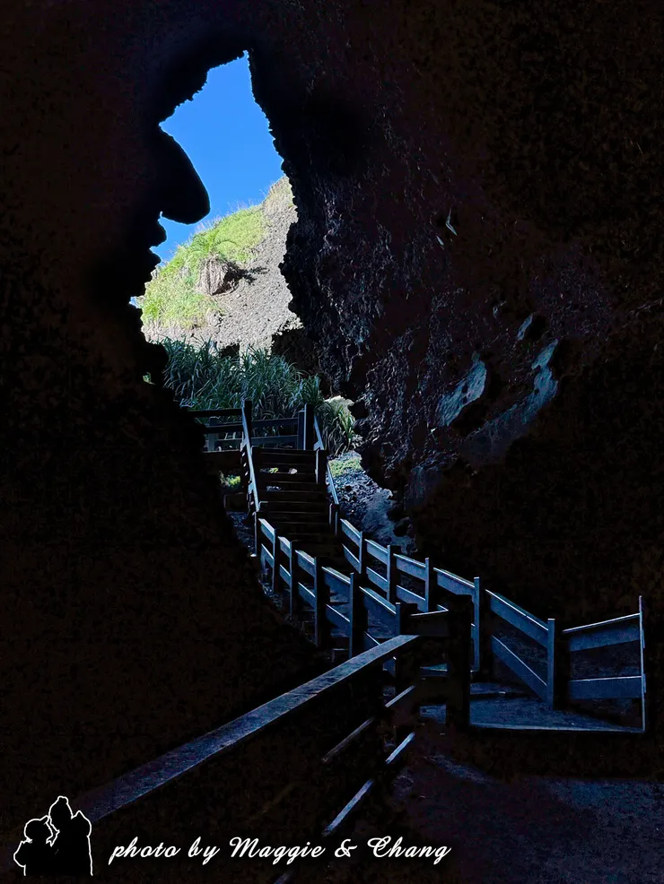 穿過幽暗的岩洞，眼前突然豁然開朗， 出現一片湛藍的天空