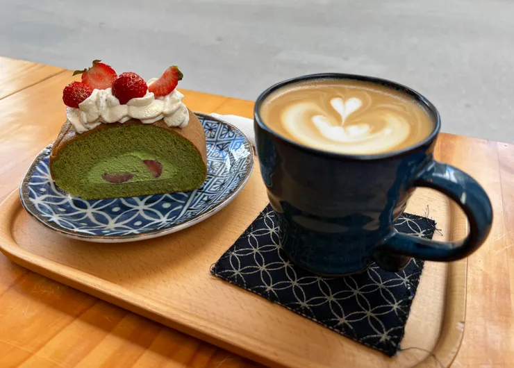 抹茶草莓蛋糕捲+熱卡布奇諾