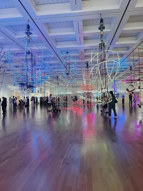 展場燈光每隔ㄧ段時間會變幻，令人有種置身於異世界的錯覺