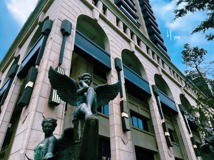 路口轉角建築的天使雕塑，試圖要彰顯這裡是宜居天堂意象