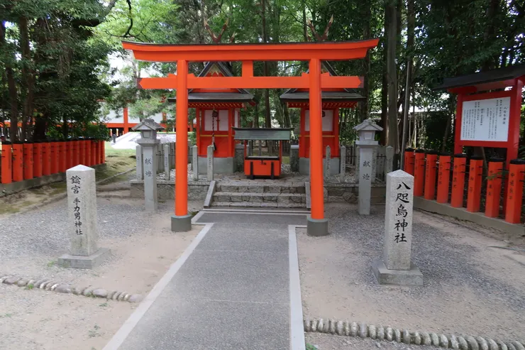 攝社 八咫鳥神社。