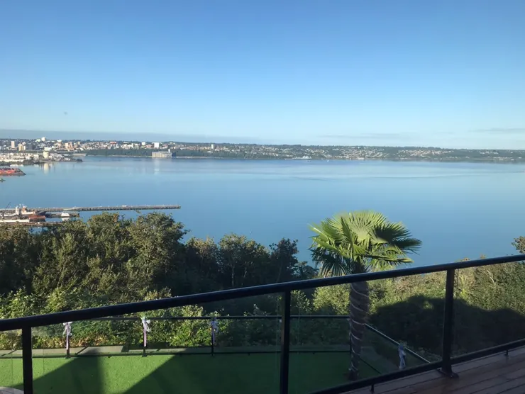 美國西雅圖郊區灣景第一排別墅的客廳一景