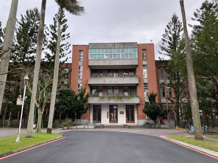 圍繞在肯氏南洋杉中的森林環境暨資源學系研究所館(簡稱森林系館)