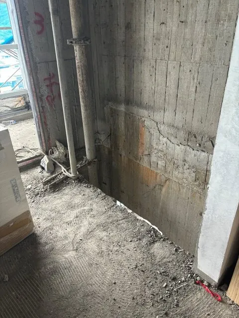 罹災勞工於10樓自旁邊管道開口墜落至1樓。圖/北市勞動局