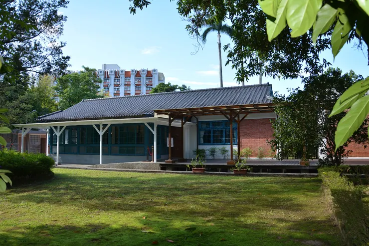 胡適認為後方的露台才是正面,於1960年加蓋(圖片來源:胡適紀念館)