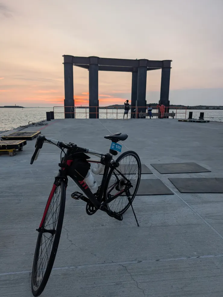 附上回程在布袋港下船時看到的夕陽