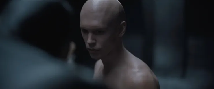 菲得羅薩在殺了第一位侍女後，轉身瞪了武器侍從一眼