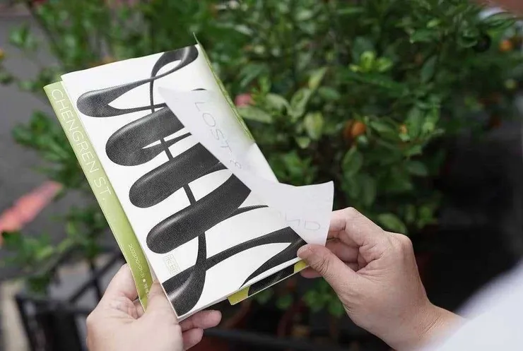 嘉義美街圖鑑」以店家特色繪製店徽，以手冊訴說街道故事。