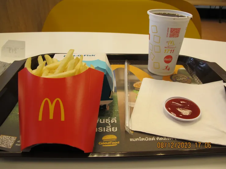 很久都沒吃魚柳包餐了。看到老麥的薯條還是很開心，就算是現在看照片。