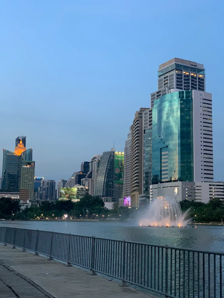 班嘉奇蒂公園本身就很美,加上周圍別具特色的高樓大廈,絕對可以媲美世界一流公園