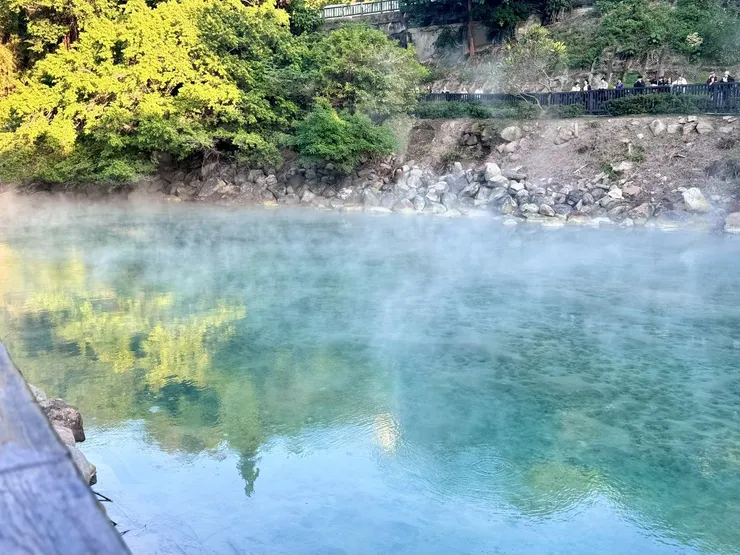 步入園區，你能沿著環湖步道感受如仙境般的熱氣騰騰，還能親身體驗暖心的手湯設施，是台北最物超所值的免費療癒地景。