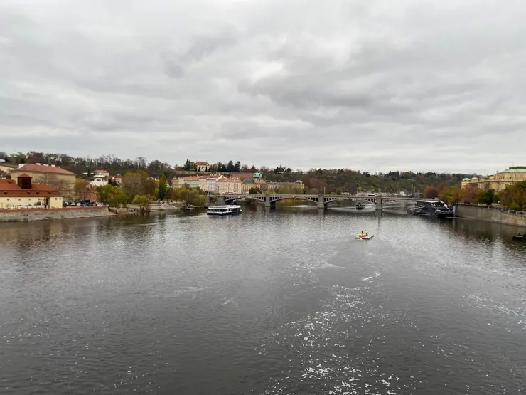 ▲查理大橋橫跨在伏爾塔瓦河（Vltava）上，兩端連接老城區與小城區，從查理大橋往北望，映入眼簾的那座橋樑叫做「馬內斯橋」（Mánesův most），上頭供電車、汽車和行人通行，是往來城堡區的重要連絡道。