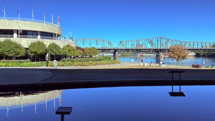 歷史博物館位於渥太華河畔（從館內往外看）