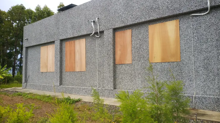 上防颱板保護窗戶，屋內又要暗無天光了