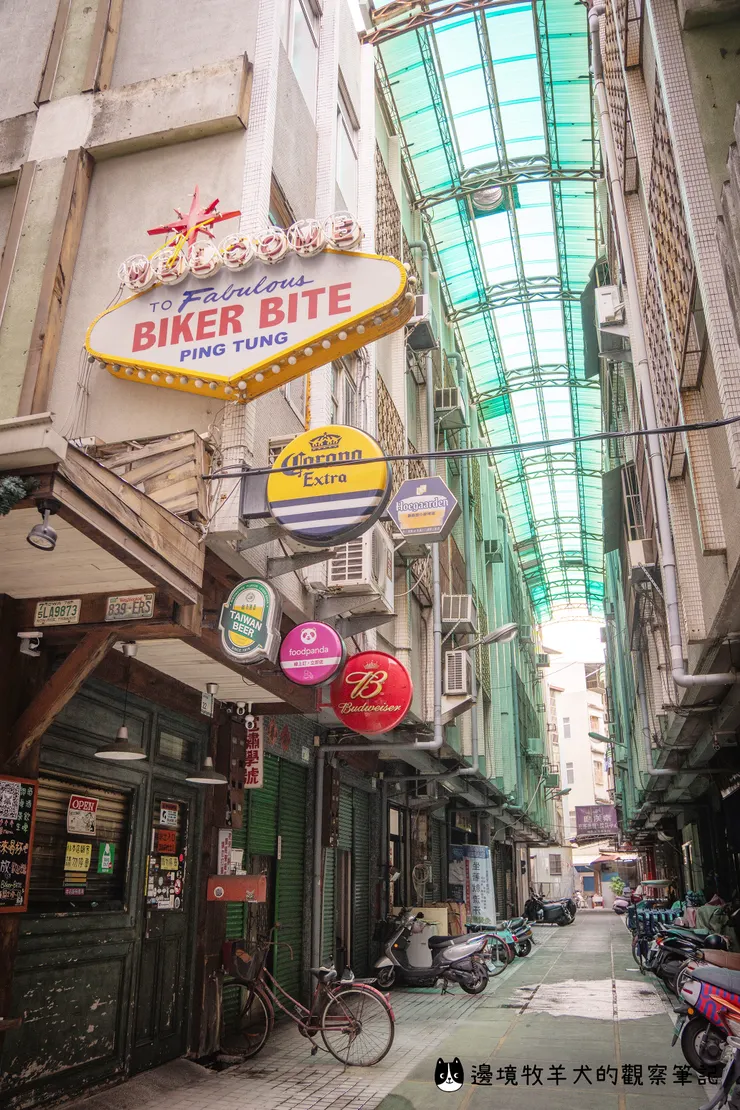 通往地下街的巷子裡，充滿異國風情